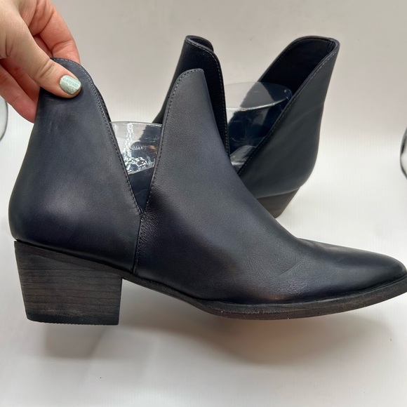 NEW Free People Charm Double V Ankle Bootie  Blue Leather Stacked Heel Size 39.5 - Picture 6 of 13